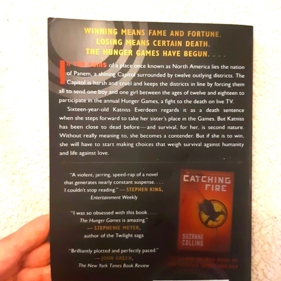 The hunger games book. First book in the series by author Suzanne Collins - Picture 3 of 4